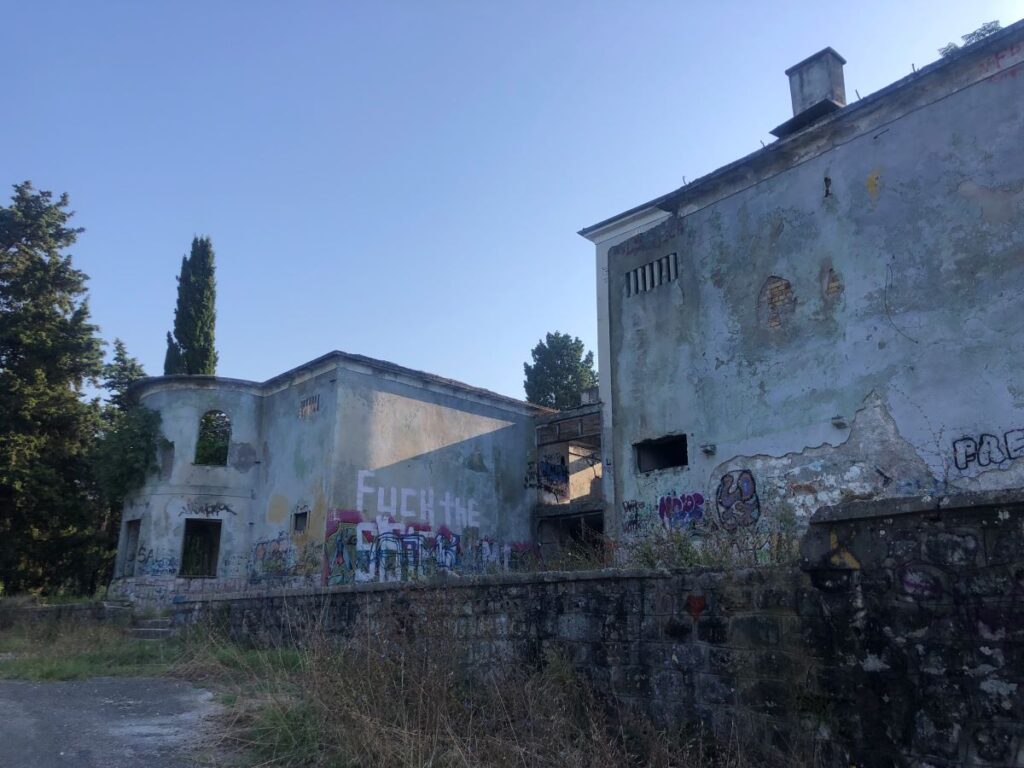 Zupa Park and an Abandoned Renaissance Mansion
