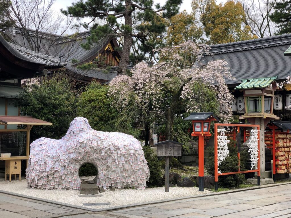 The Unique & Beautiful Yasui Konpiragu Shrine
